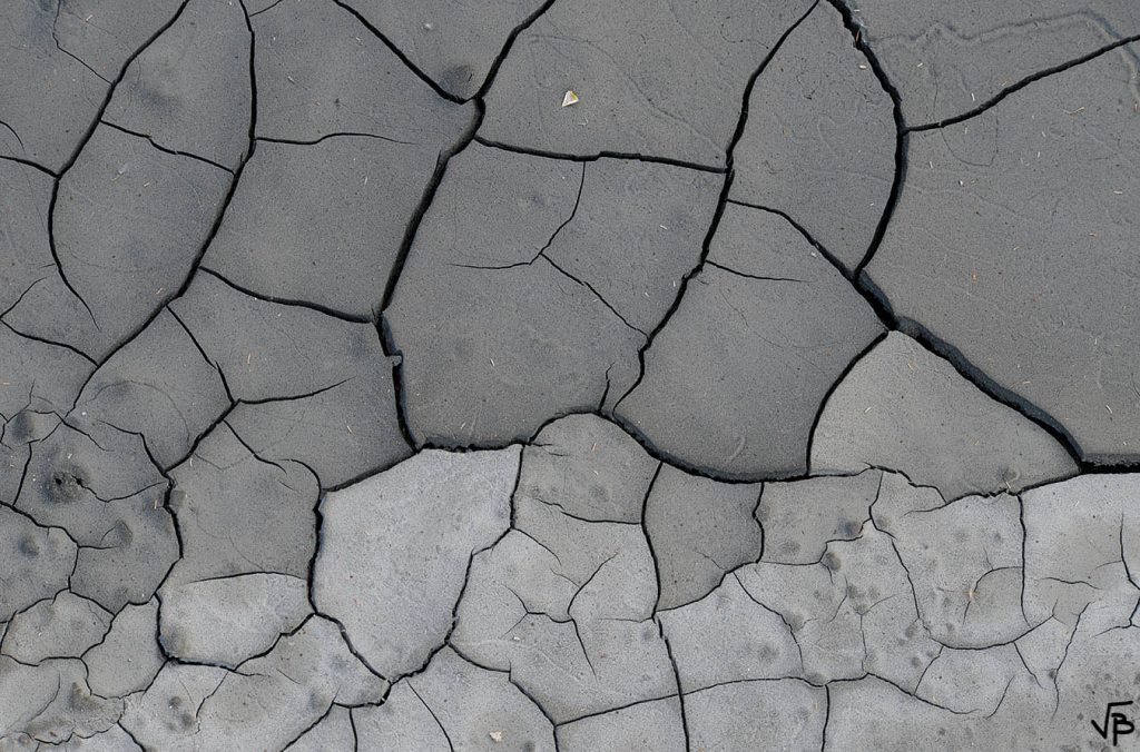 Le monde craque (en gris)